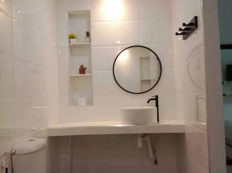 Hotelli Rateesumalee Pool View Kolarn