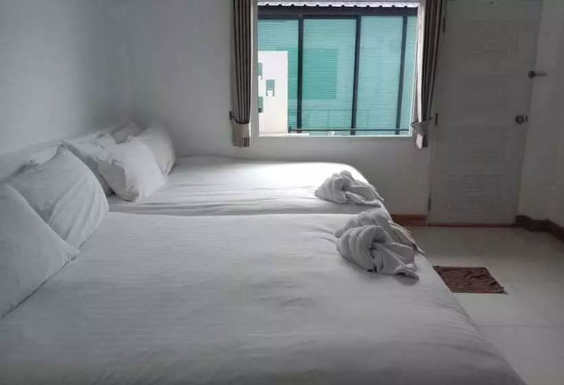 Hotelli Rateesumalee Pool View Kolarn