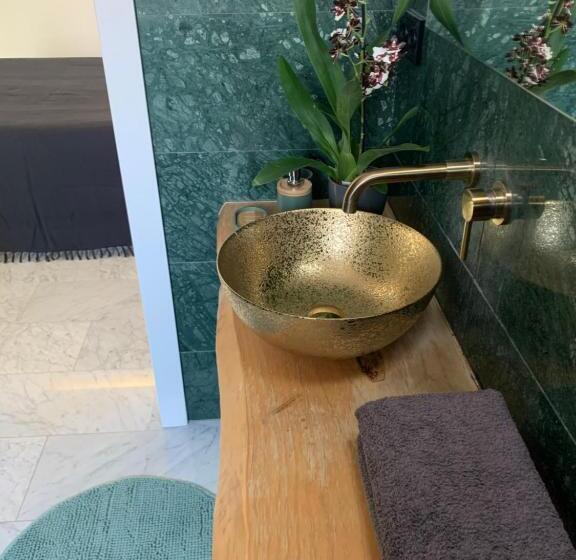 تختخواب و صبحانه Sunshine Bluehill