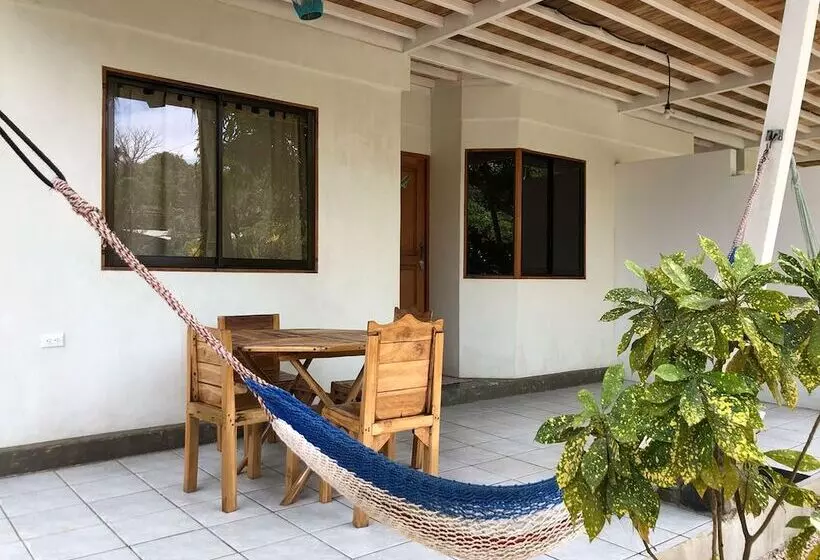 ホテル Don Jon S Surf And Yoga Lodge