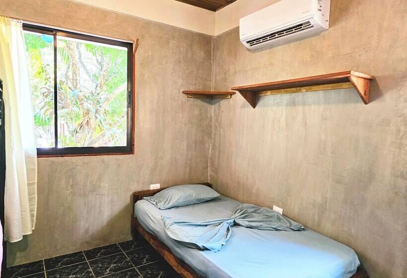 هتل Don Jon S Surf And Yoga Lodge