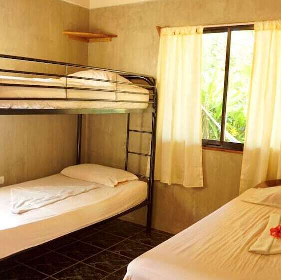 هتل Don Jon S Surf And Yoga Lodge