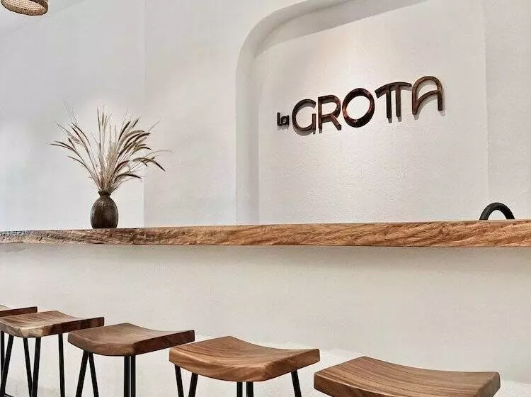هتل La Grotta
