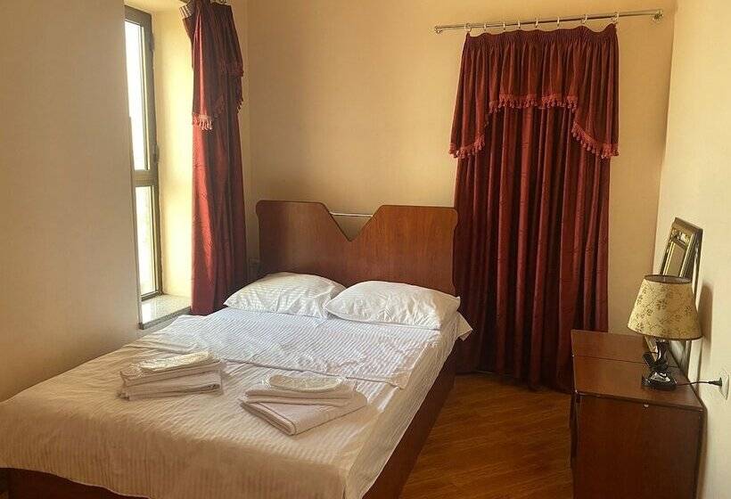 هتل Moulin Rouge Inn