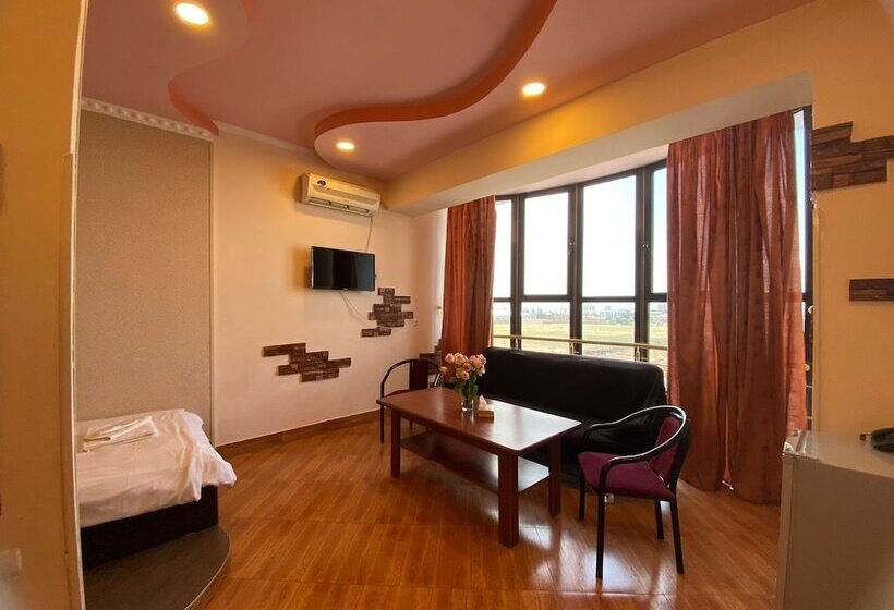 هتل Moulin Rouge Inn