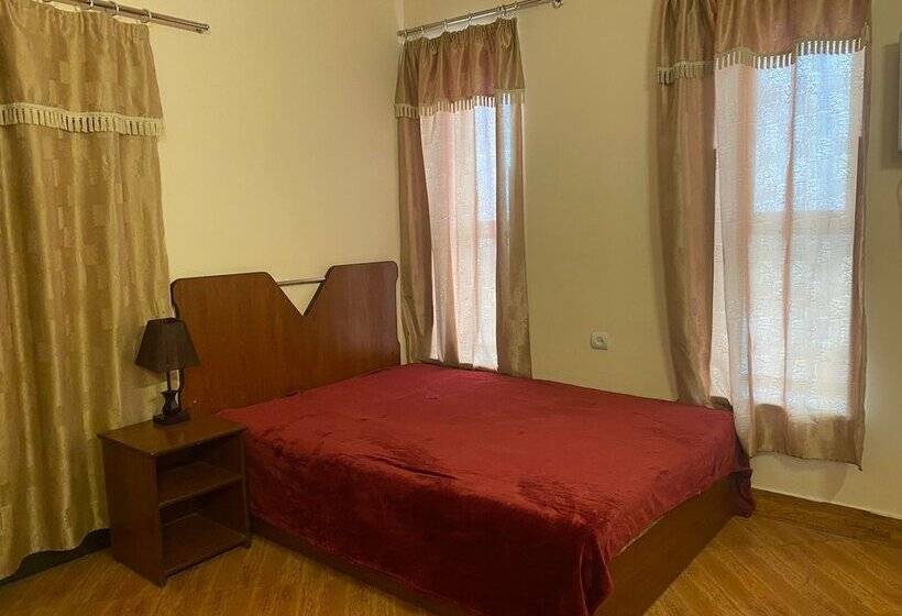 هتل Moulin Rouge Inn