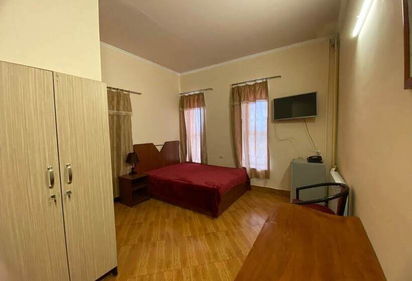 هتل Moulin Rouge Inn