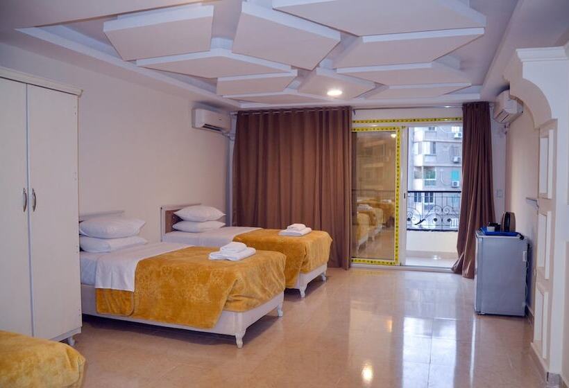 پانسیون Pyramid View Inn