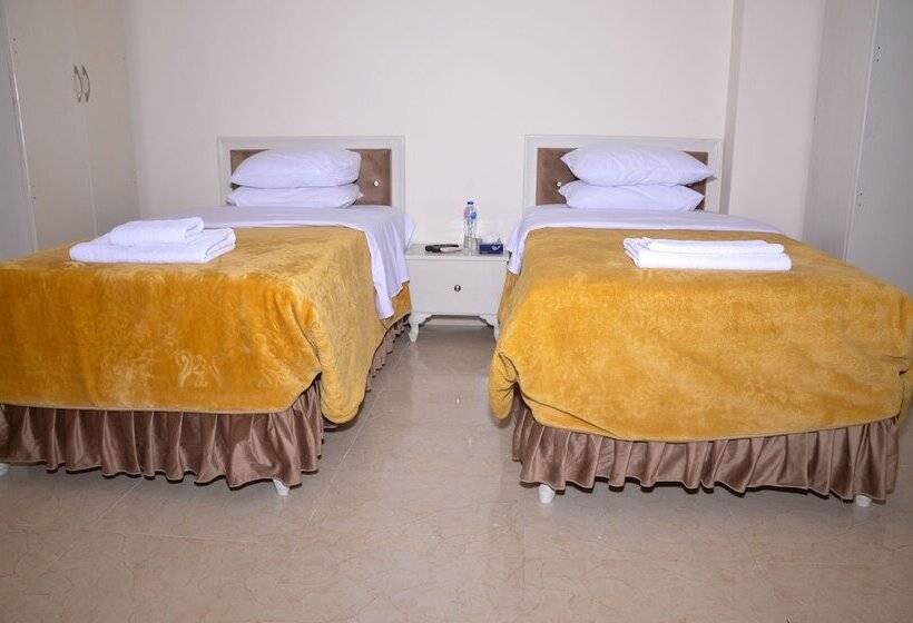 پانسیون Pyramid View Inn