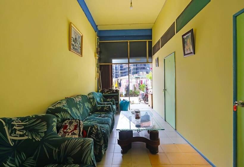 Hotel Spot On 92186 Penginapan Lorranearpasar Oleh Oleh