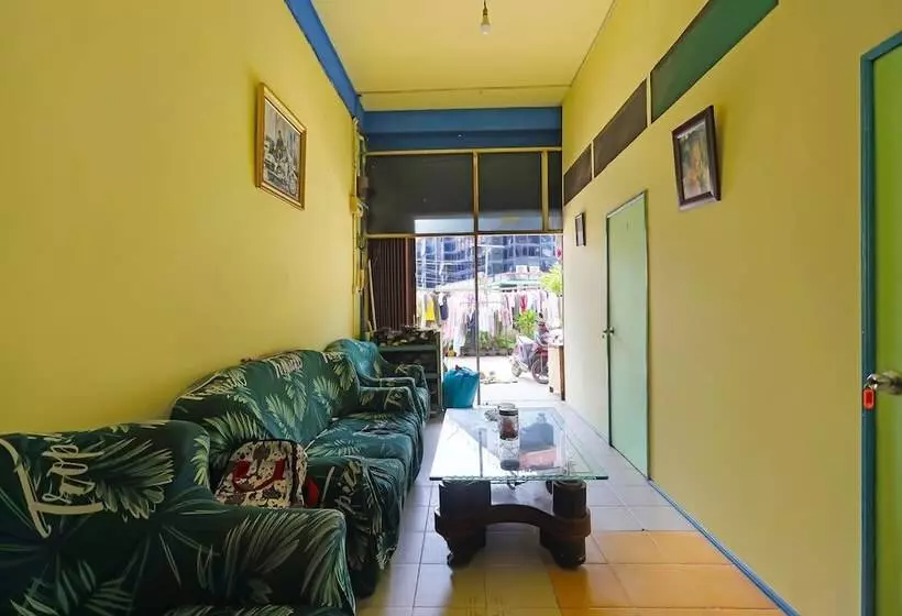 هتل Spot On 92186 Penginapan Lorranearpasar Oleh Oleh