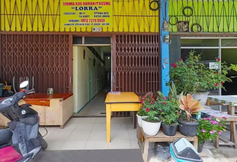 هتل Spot On 92186 Penginapan Lorranearpasar Oleh Oleh