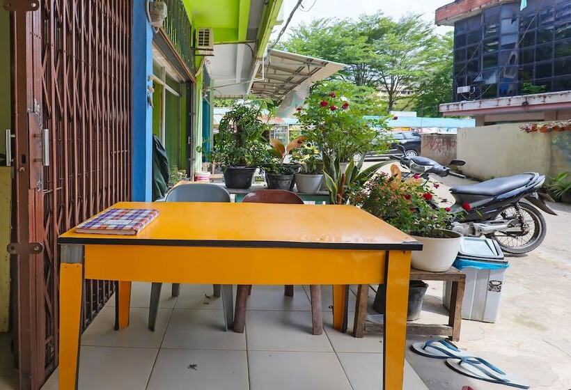 Hotel Spot On 92186 Penginapan Lorranearpasar Oleh Oleh