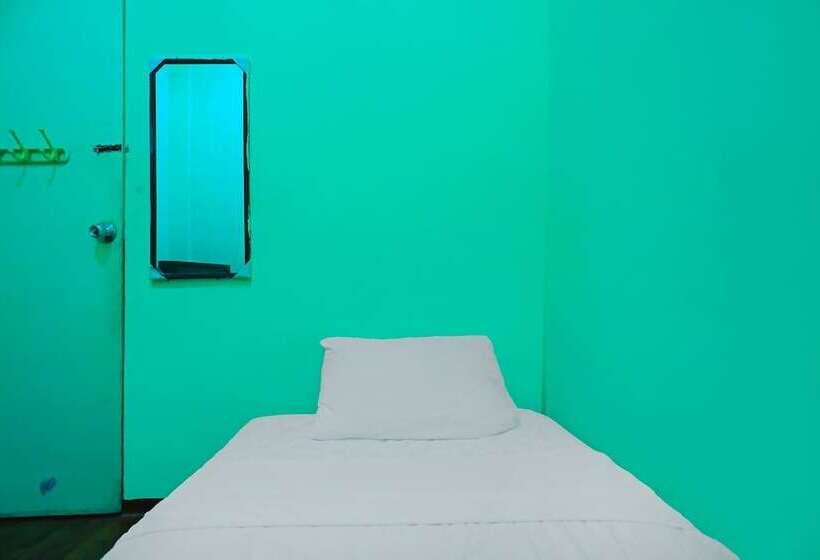 Hotel Spot On 92186 Penginapan Lorranearpasar Oleh Oleh