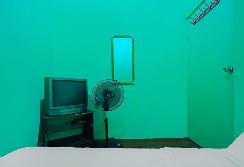 Hotel Spot On 92186 Penginapan Lorranearpasar Oleh Oleh