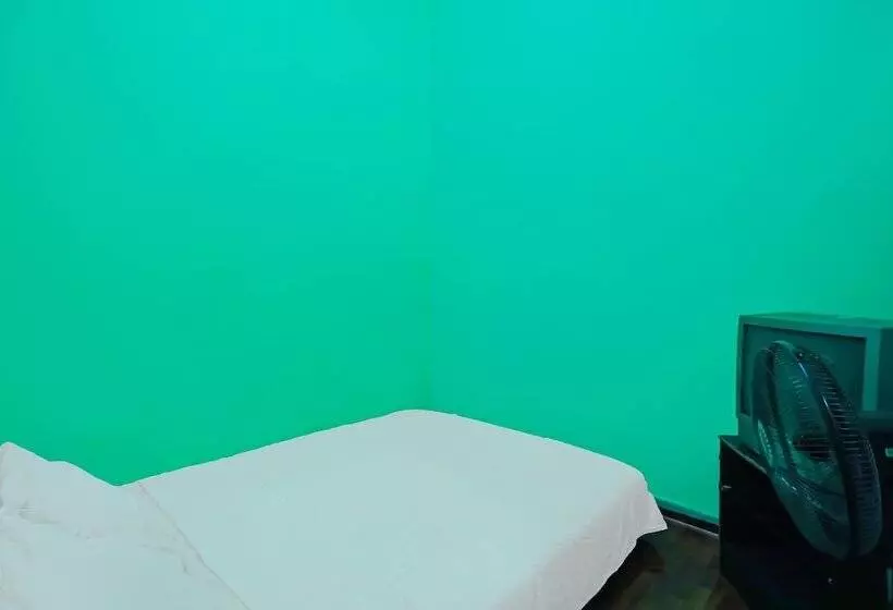 هتل Spot On 92186 Penginapan Lorranearpasar Oleh Oleh