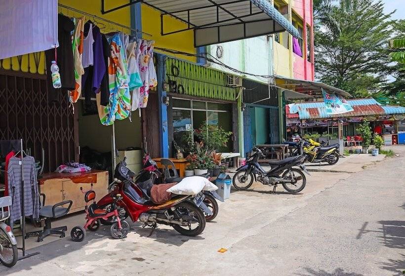 Hotel Spot On 92186 Penginapan Lorranearpasar Oleh Oleh