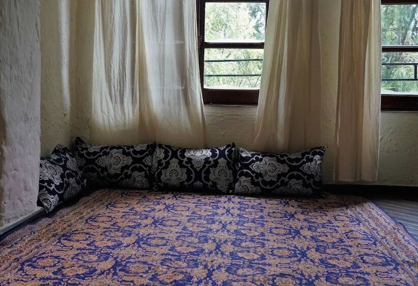 پانسیون Tryst Boutique