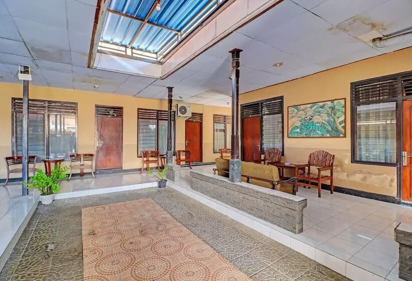 Spot On 92028 Hotel Surya Near Pelabuhan Gilimanuk