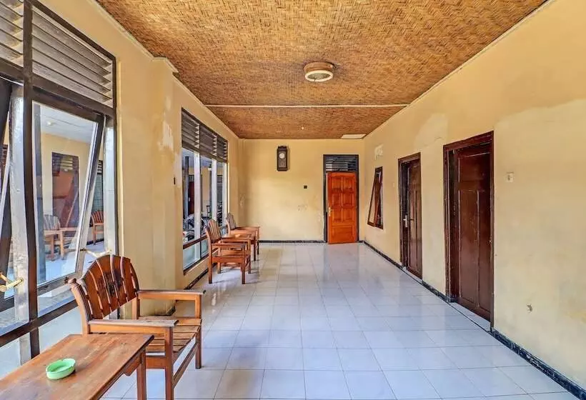 Spot On 92028 Hotel Surya Near Pelabuhan Gilimanuk