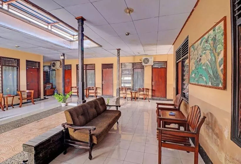 Spot On 92028 Hotel Surya Near Pelabuhan Gilimanuk