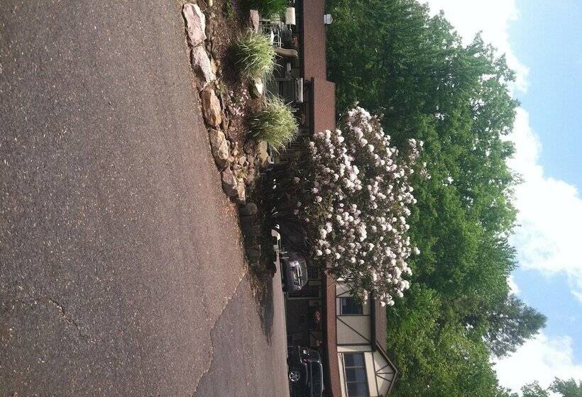 فندق Lake Harmony Inn