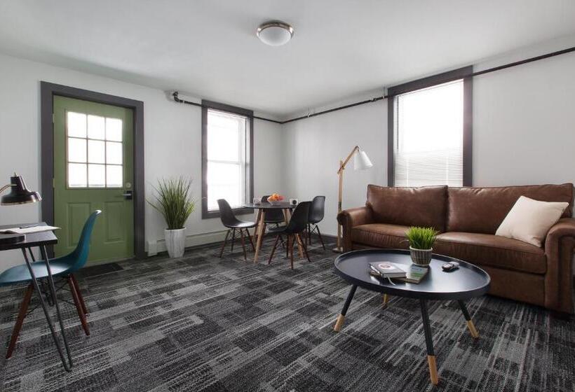 Отель Main And Mountain