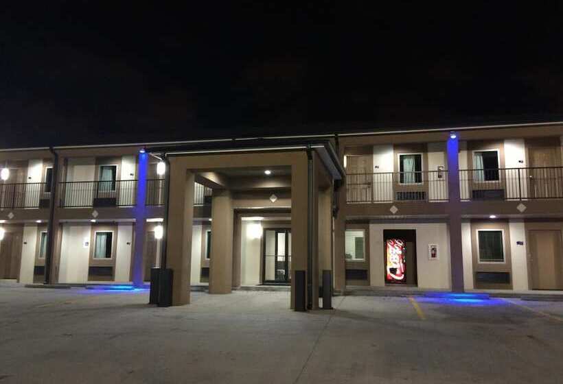 בית מלון כפרי Paradise Inn & Suites