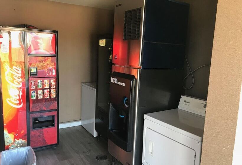 בית מלון כפרי Paradise Inn & Suites