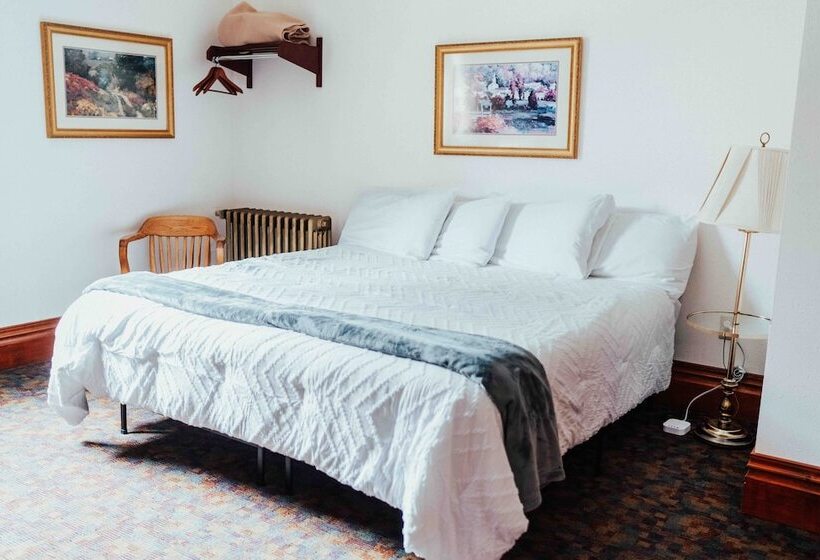 Отель Town Hall Inn