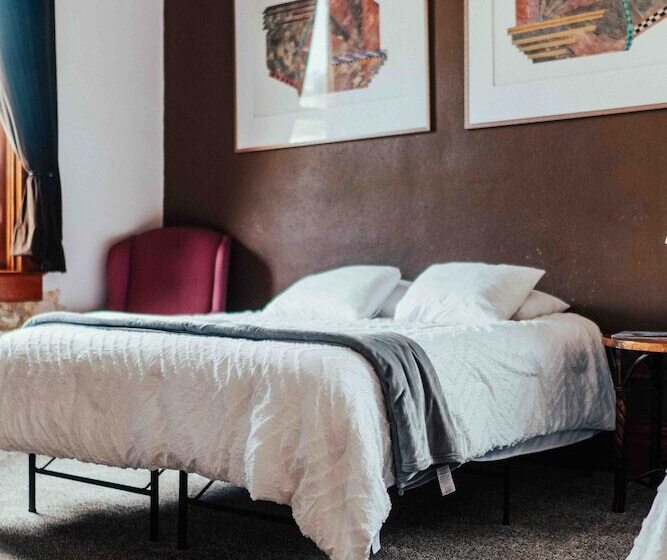 Отель Town Hall Inn