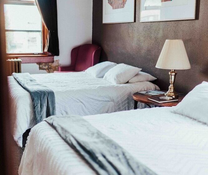 Отель Town Hall Inn