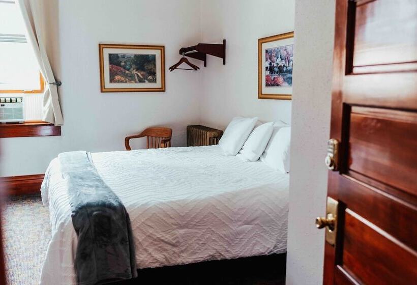 Отель Town Hall Inn