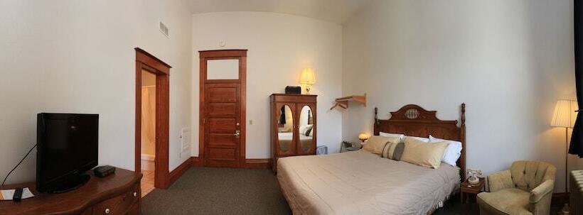 Отель Town Hall Inn