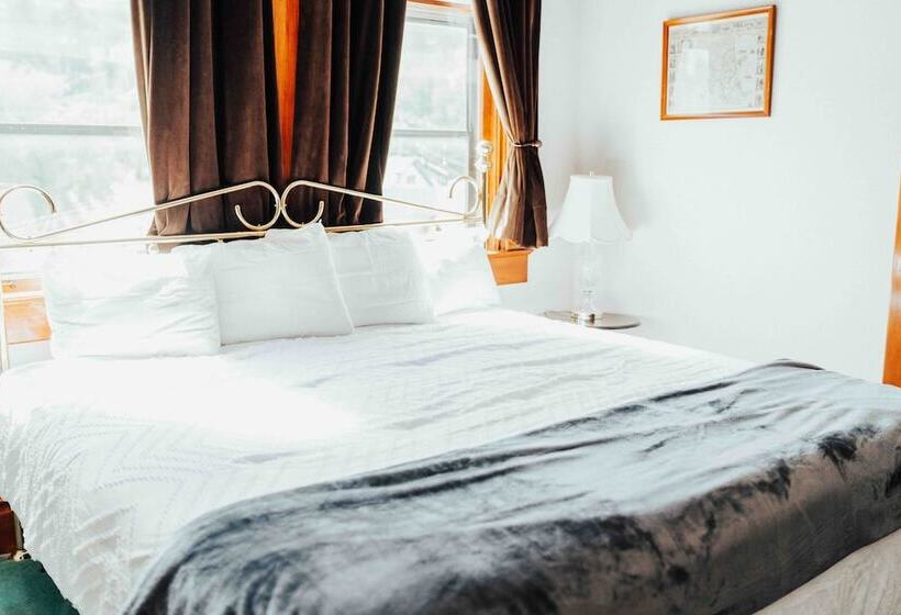 Отель Town Hall Inn