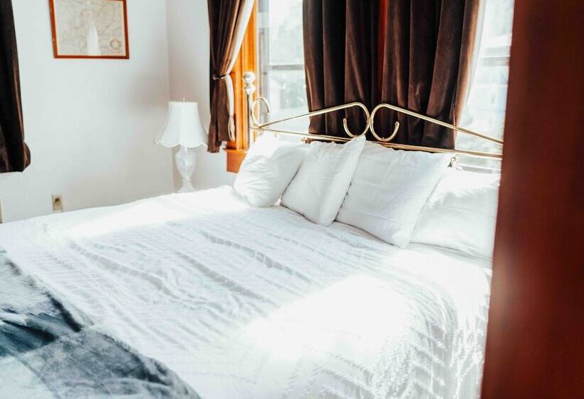 Отель Town Hall Inn