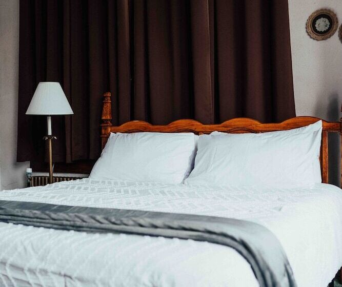 Отель Town Hall Inn