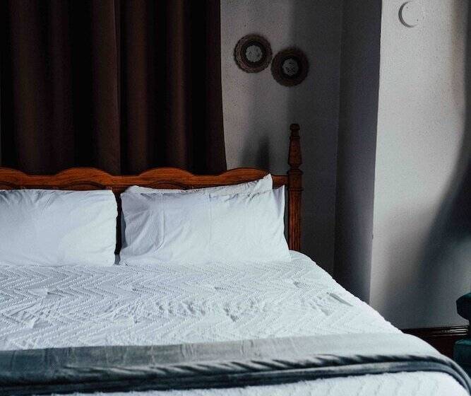 Отель Town Hall Inn