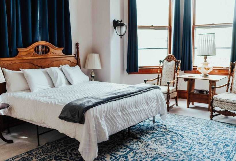 Отель Town Hall Inn