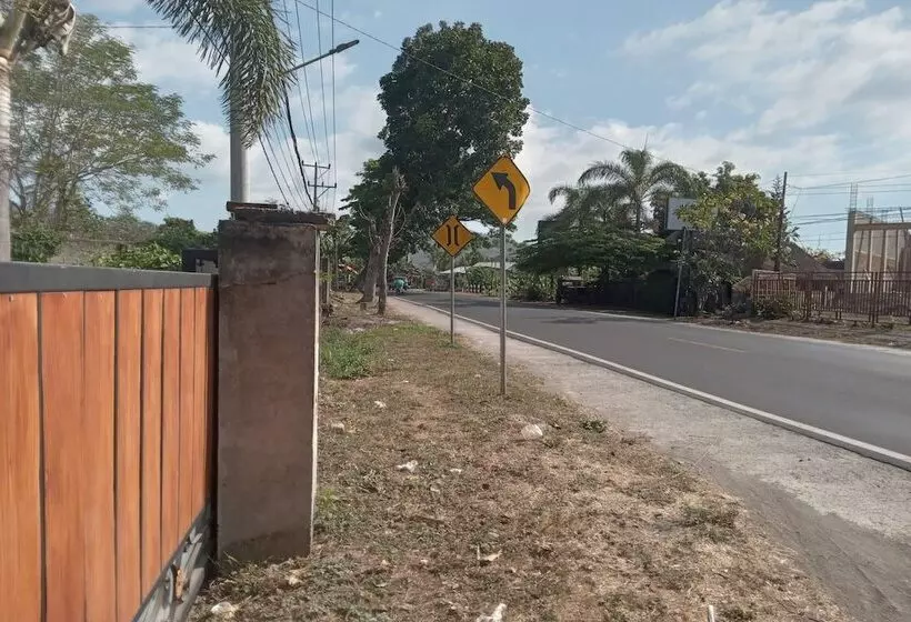 ホテル Oyo Life 93015 Kos Anto