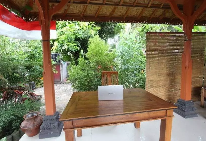 ホテル Oyo Life 93015 Kos Anto