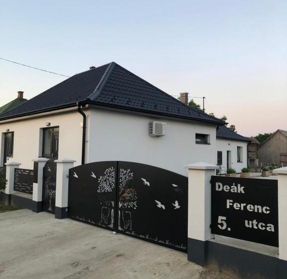 Пансион Csodaszarvas Vendégház Nyíradony