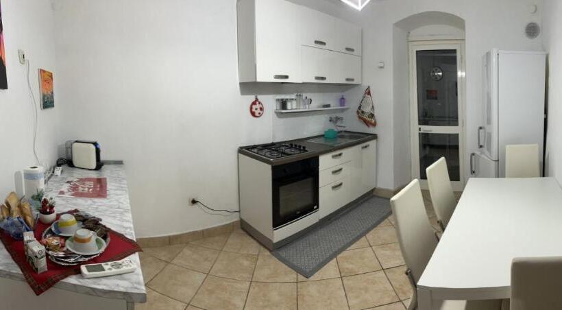 تختخواب و صبحانه Seal Home