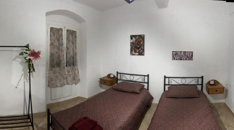 تختخواب و صبحانه Seal Home