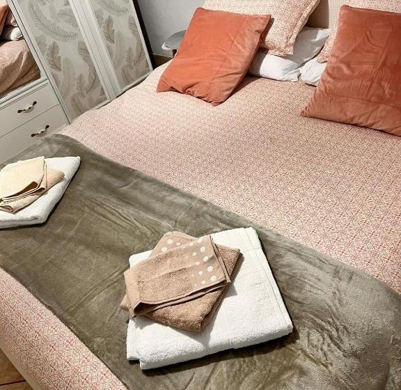 تختخواب و صبحانه Seal Home