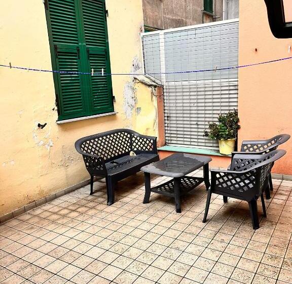 تختخواب و صبحانه Seal Home