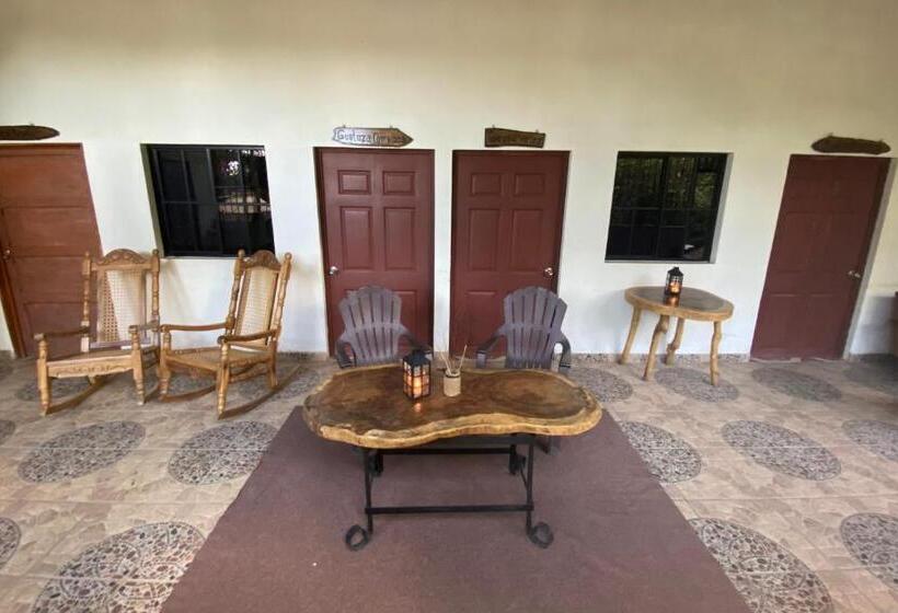 هتل Hostal Café El Cedro