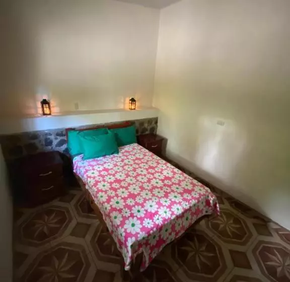 هتل Hostal Café El Cedro
