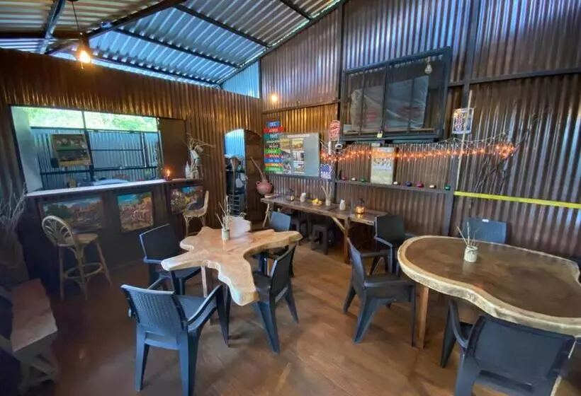 هتل Hostal Café El Cedro