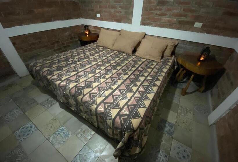 هتل Hostal Café El Cedro